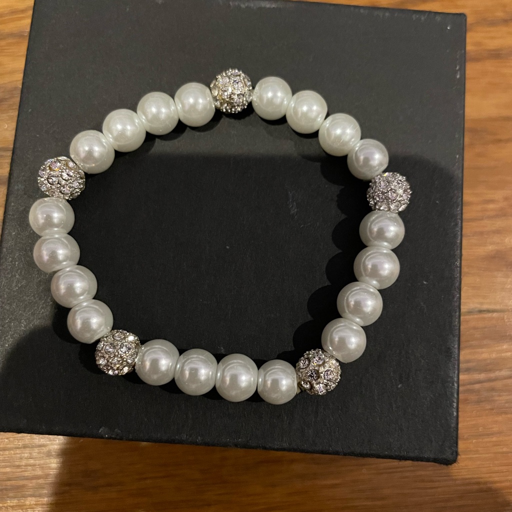 Boutique Pearl Bracelet 9$